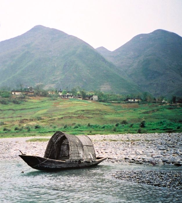043 - Yangzi - Chinese boat on the river.jpg