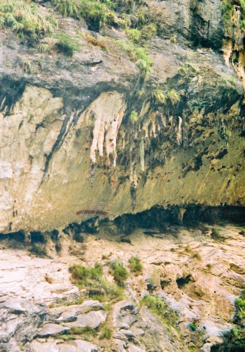 044 - Yangzi - Stalactites in the rocks.jpg
