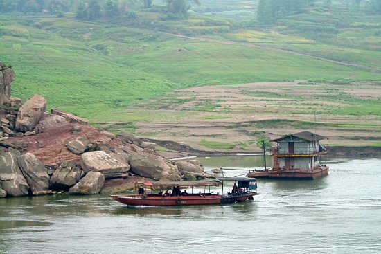 09 - Yangzi - Boat on the Yangzi.jpg