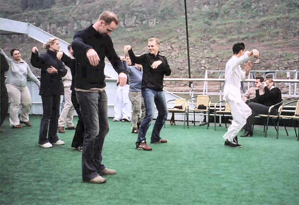 10 - Cruise_Limp wrist.jpg